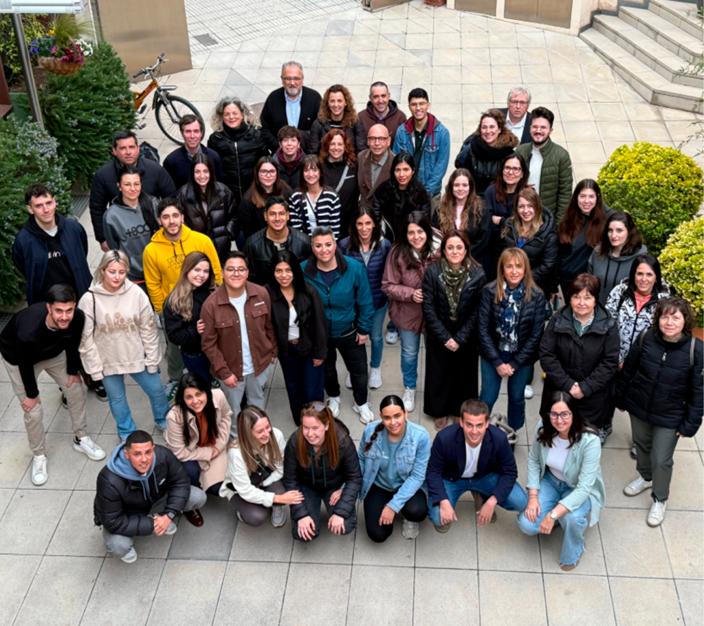 Equip humà de Previntegral en una trobada d’equip a l’exterior, format per professionals de la prevenció de riscos laborals, salut i formació.