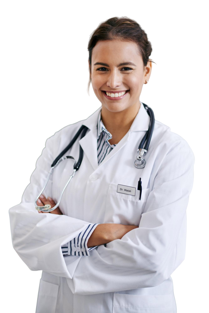 Médica sonriente con bata blanca y estetoscopio, lista para atender a pacientes en el ámbito de la salud laboral.